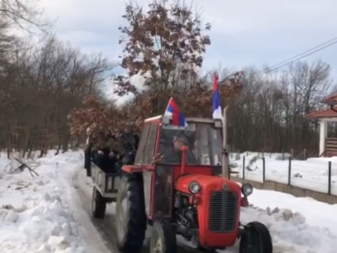 Осјечани код Добоја: Мјештани са окићеним бадњаком обишли домаћинства (ВИДЕО)