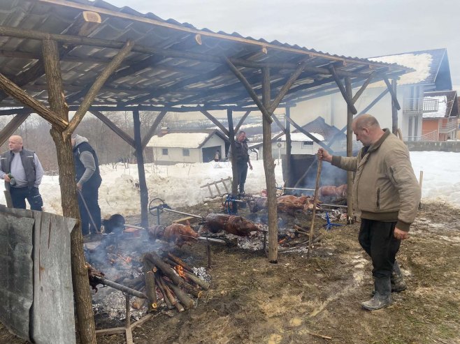 Pečenje prasića u Novom Naselju u Štrpcima (foto: RTRS)