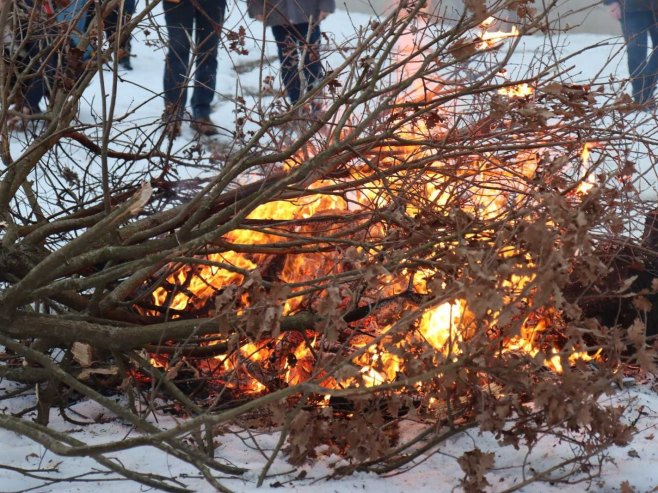 Вечерње богослужење и налагање бадњака у храмовима широм Српске (ФОТО/ВИДЕО)