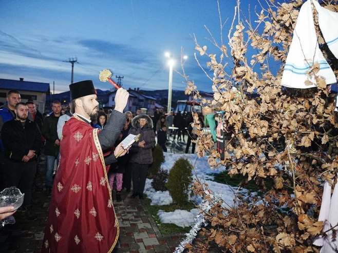 Богослужење и освештање бадњака у Поткозарју (ФОТО)