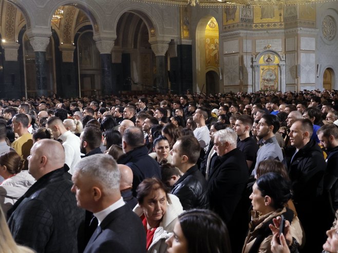 Служена поноћна литургија у Храму Светог Саве на Врачару (ФОТО)