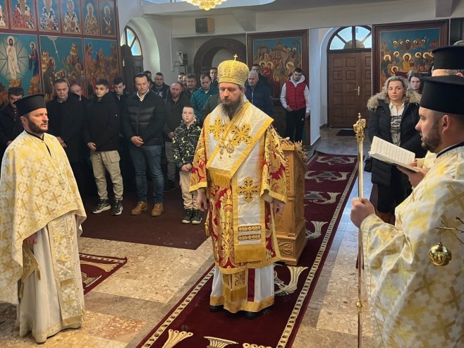 Служена божићна литургија у Босанском Петровцу (ФОТО/ВИДЕО)