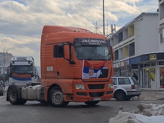 У Добоју камиони дефиловали кроз град, најмлађима подијељени пакетићи (ФОТО)