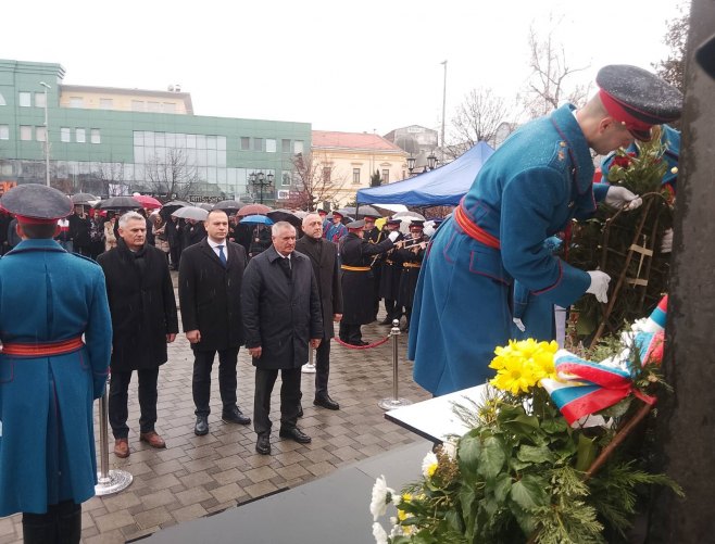 Обиљежавање Дана Републике у Брчком; Положени вијенци (ФОТО)