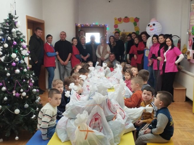 Подијељени пакетићи дјеци у Звечану, Лепосавићу и Вучитрну (ФОТО)