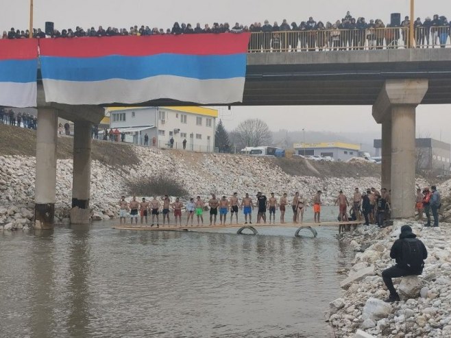 Широм Српске најхрабрији у хладним ријекама и језерима пливали за Часни крст (ВИДЕО/ФОТО)