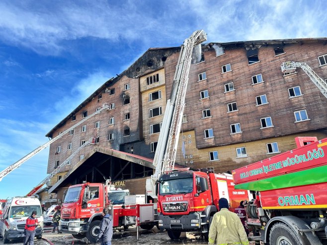 Пожар у хотелу у ски-центру у Турској (Фото: EPA-EFE/SAKARYA FIRE DEPARTMENT) - 