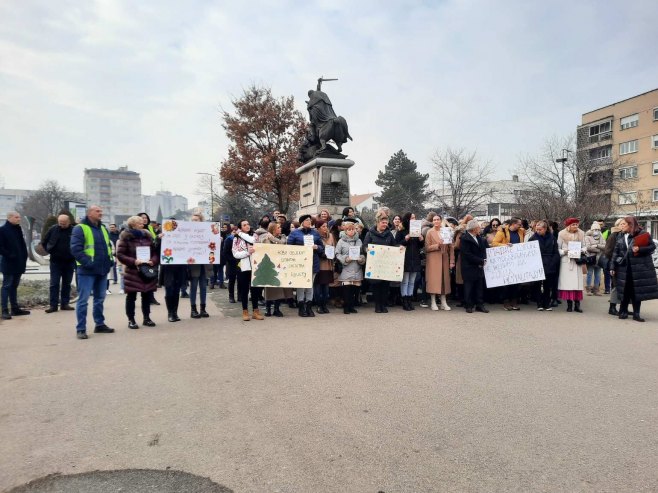 Бијељина: Протест радника вртића "Чика Јова Змај", извиждан градоначелник Љубиша Петровић