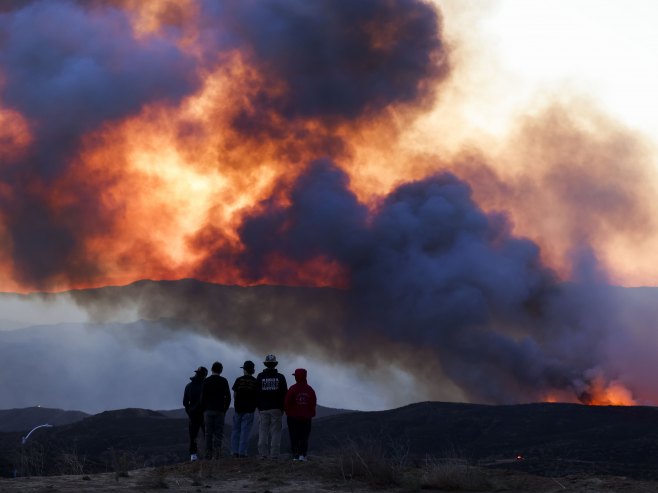 Пожар у близини Лос Анђелеса (Фото: EPA-EFE/TED SOQUI) - 