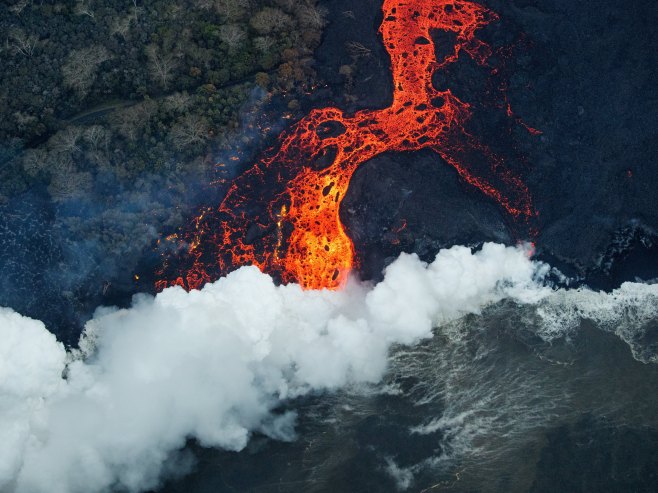 Ерупција вулкана (Фото: EPA-EFE/BRUCE OMORI/PARADISE HELICOPTERS/илустрација) - 