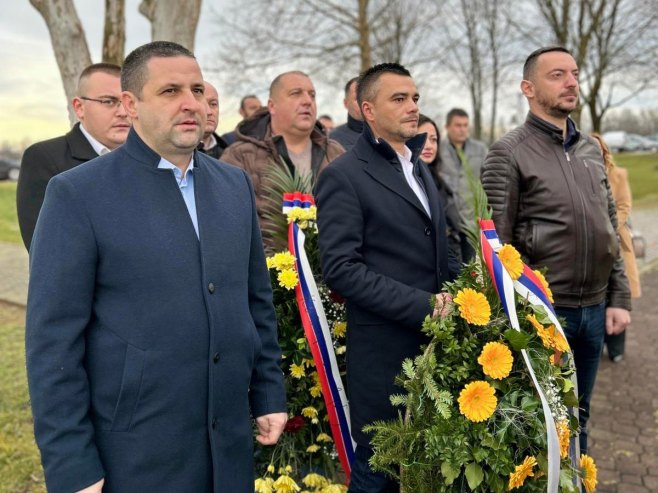 Начелник општине Игор Савковић полаже вијенац на спомен-обиљежје у Доњој Градини - Фото: СРНА