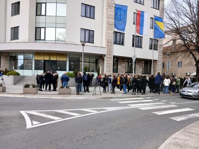 Требиње: Протест испред Палате правде након што је претучен малољетник (ВИДЕО)