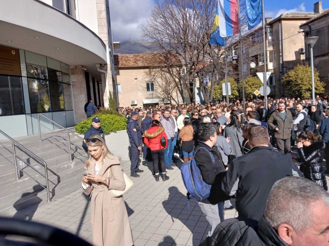 Поново протест у Требињу због напада на малољетника (ФОТО/ВИДЕО)