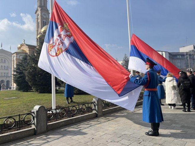 Два јарбола са заставама Србије и Српске испред палате Републике (ВИДЕО)