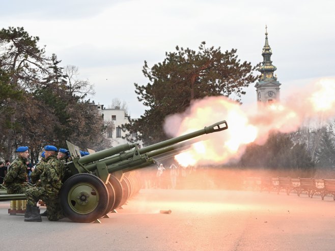 Почасна артиљеријска паљба са Савског платоа на Калемегдану (фото: TANJUG/ MILOŠ MILIVOJEVIĆ) - 