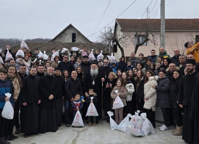 Подјела пакетића у Шамцу - Фото: Уступљена фотографија