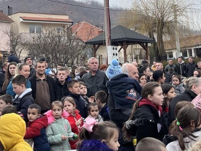 Подјела пакетића у Шамцу (Уступљена фотографија)