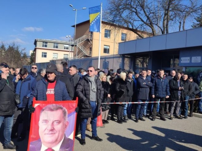 Грађани пред Судом БиХ - подршка предсједнику Српске и в.д. директора Службеног гласника (ФОТО)