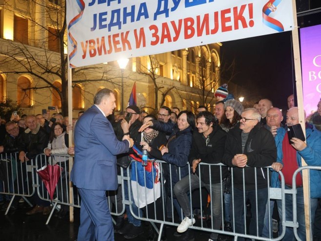 Предсједник Српске са грађанима испред Палате Републике (ФОТО)