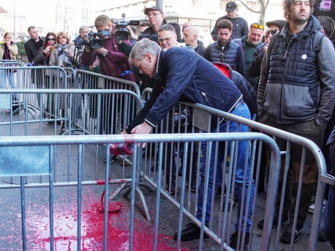 Инциденти испред Скупштине града Београда – ухапшене двије особе, полицији стиже појачање