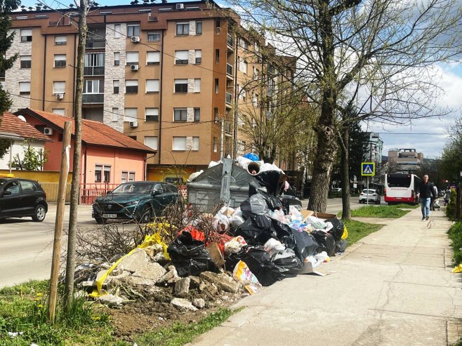 Бањалука и данас затрпана смећем; Грађани, страхујући од заразе, чекају разрјешење кризе