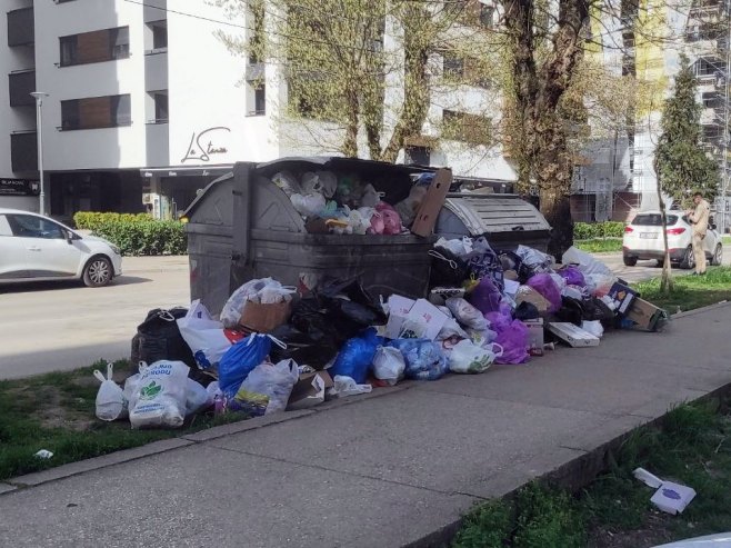 Контејнери затрпани смећем, Старчевица - Фото: РТРС