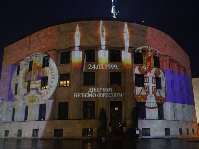 Палата Републике у бојама застава Српске и Србије у знак сјећања на жртве НАТО бомбардовања