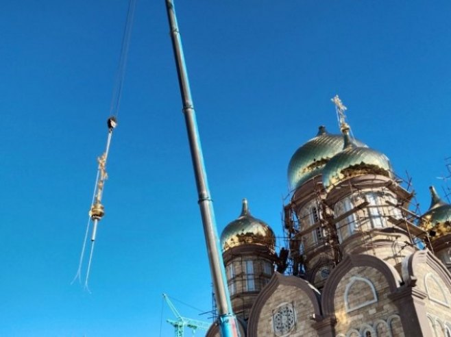 Постављање крстова на Храму Преображења Господњег у Бањалуци (ВИДЕО) Постављање крстова на Храму Преображења Господњег у Бањалуци (ВИДЕО)