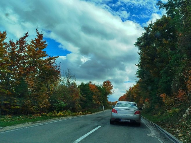 У котлинама магла, у вишим предјелима мраз У котлинама магла, у вишим предјелима мраз