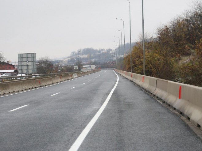 Коловози мокри, магла на више путних праваца Коловози мокри, магла на више путних праваца