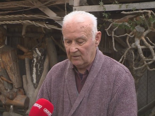 82-годишњи Душан Лепир из Српца већ деценијама из природе извлачи умјетност; Комаде дрвета претвара у јединствене фигуре (ВИДЕО) 82-годишњи Душан Лепир из Српца већ деценијама из природе извлачи умјетност; Комаде дрвета претвара у јединствене фигуре (ВИДЕО)