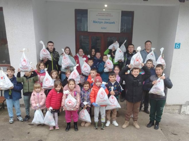 Пакетићи за малишане на КиМ - поклон њихових вршњака из Српске Пакетићи за малишане на КиМ - поклон њихових вршњака из Српске