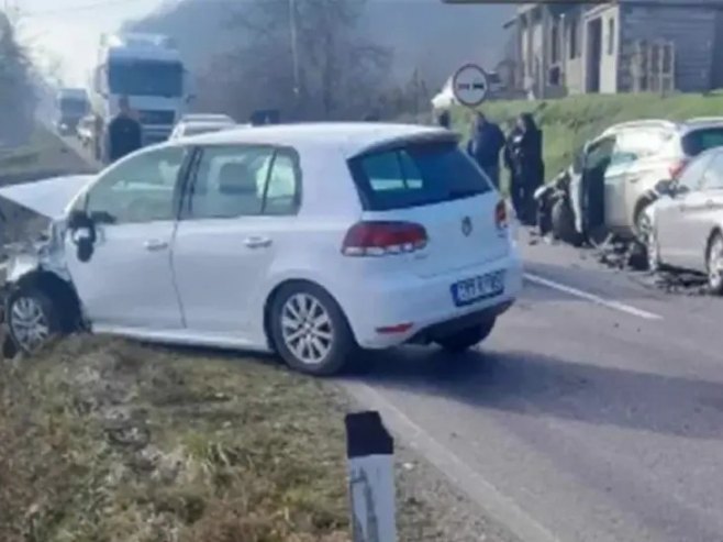 Судар четири возила код Добоја: Повријеђене три особе Судар четири возила код Добоја: Повријеђене три особе