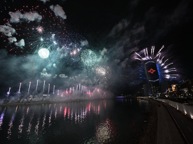 Спектакуларан дочек Нове године у Београду, весело широм Србије (ФОТО/ВИДЕО) Спектакуларан дочек Нове године у Београду, весело широм Србије (ФОТО/ВИДЕО)