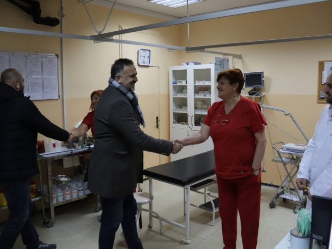 Дервента: Градоначелник Жунић у новогодишњој ноћи обишао дежурне градске службе (ФОТО) Дервента: Градоначелник Жунић у новогодишњој ноћи обишао дежурне градске службе (ФОТО)