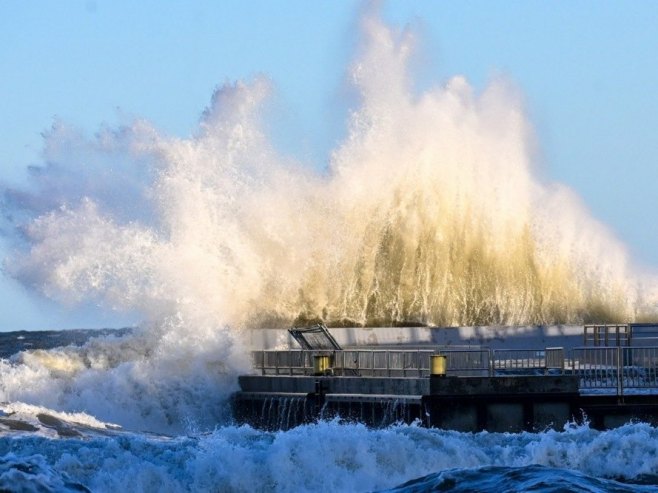 Далмацију погодила једна од највећих плима у посљедњих десетак година (ВИДЕО) Далмацију погодила једна од највећих плима у посљедњих десетак година (ВИДЕО)