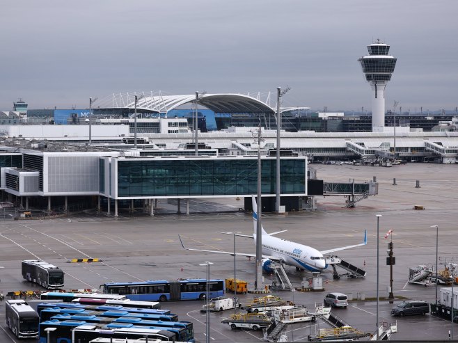 Њемачка: На аеродрому у Минхену 500 путника заробљено у авионима Њемачка: На аеродрому у Минхену 500 путника заробљено у авионима