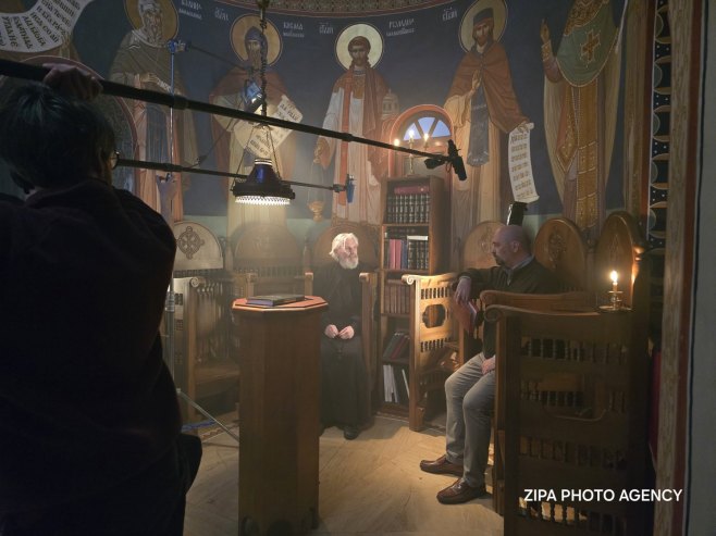 У манастиру Ковиљ завршено снимање филма о доктору Лазићу (ФОТО) У манастиру Ковиљ завршено снимање филма о доктору Лазићу (ФОТО)