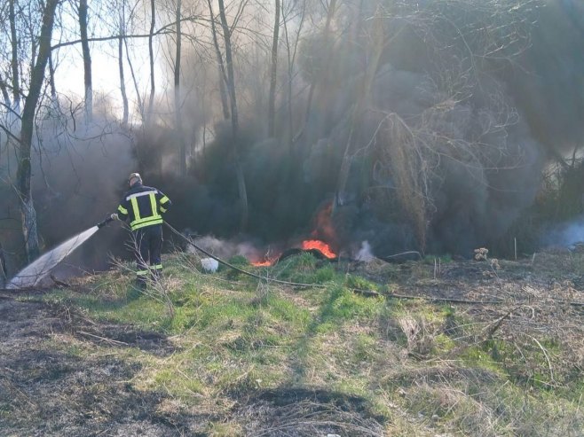 Пожар на старој депонији у Каракају стављен под контролу Пожар на старој депонији у Каракају стављен под контролу