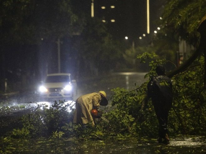 Невријеме у Загребу, вјетар обара стабла; Воз исклизнуо код Бјеловара Невријеме у Загребу, вјетар обара стабла; Воз исклизнуо код Бјеловара
